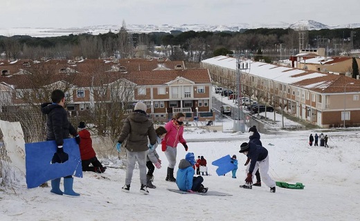 Varios niños se divierten con la nieve este domingo en Peñafiel. /AGAPITO OJOSNEGROS