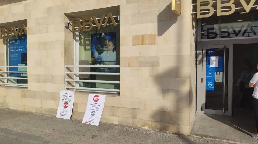 Carteles en la oficina del BBVA de Medina del Campo contra los despidos de un centenar de trabajadores en Castilla y León.