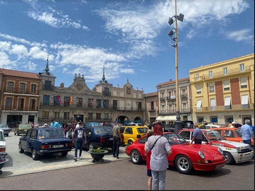 Más de 100 coches clásicos se dan cita en Medina del Campo.