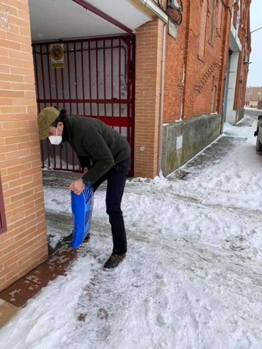 Continúan las labores de limpieza de nieve y hielo en Medina del Campo