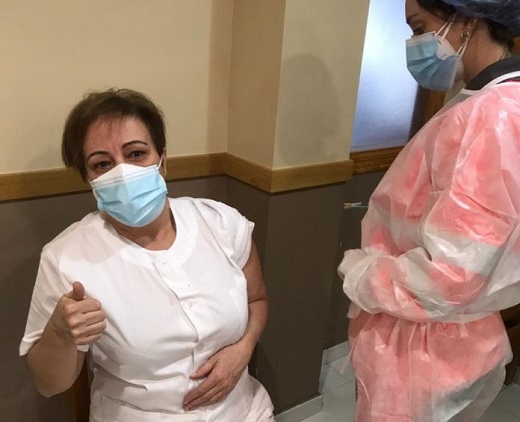 Loli López, primera vacunada en la residencia de "Santa Águeda"