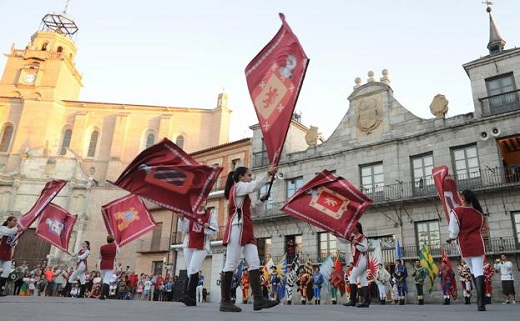 Desfile de abanderados antes de abrir la Feria Renacentista de Medina del Campo.