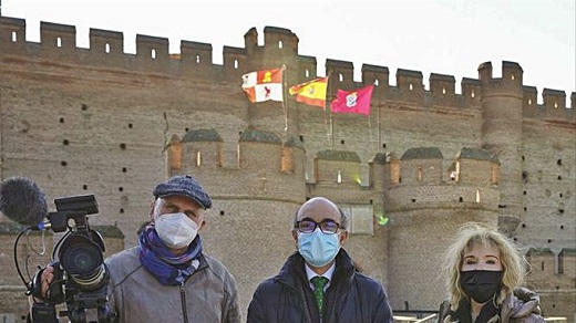 El consejero Javier Ortega, centro, con el equipo de profesionales estonios en el Castillo de la Mota. | Ical