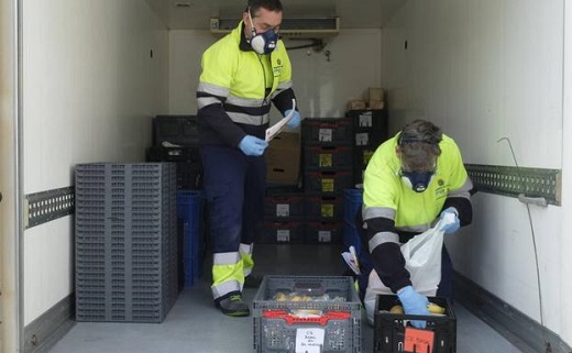 Trabajadores del servicio de ayuda a domicilio preparan alimentos para un usuario en Valladolid. / GABRIEL VILLAMIL