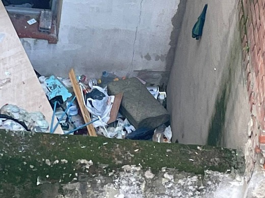 Aspecto que presenta el patio interior de la calle Gerardo Moraleja lleno de basura y suciedad / Cadena Ser