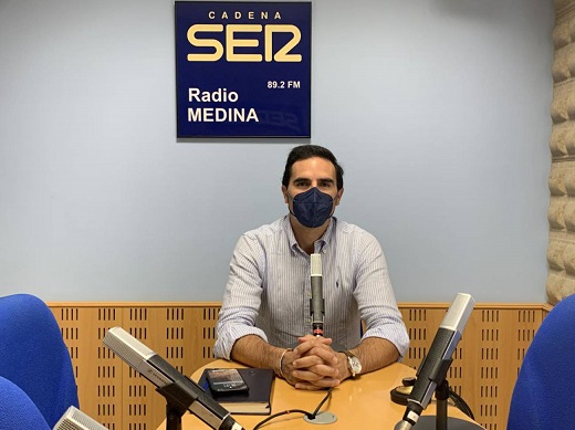 El alcalde de Medina del Campo, Guzmán Gómez, avanza en Radio Medina algunos planes para el verano de la villa / Cadena Ser