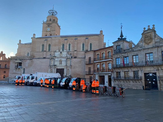 Presentación de la nueva flota de vehículos de recogida de basuras, junto a la empresa adjudicataria del contrato de recogida de residuos, Acciona. 