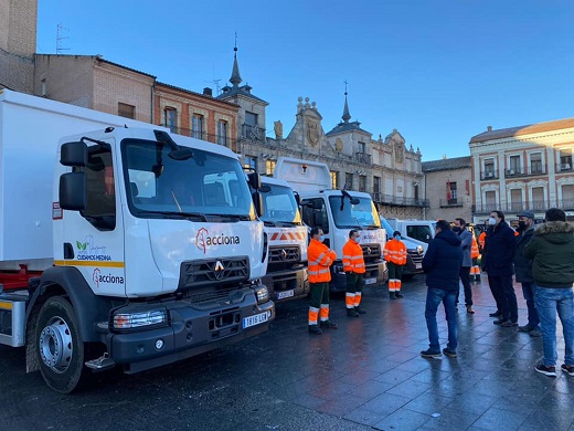Presentación de la nueva flota de vehículos de recogida de basuras, junto a la empresa adjudicataria del contrato de recogida de residuos, Acciona. 