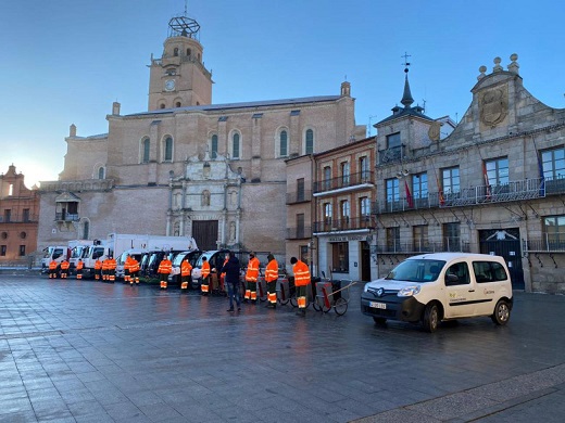 Presentación de la nueva flota de vehículos de recogida de basuras, junto a la empresa adjudicataria del contrato de recogida de residuos, Acciona. 