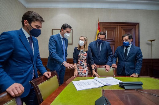 El alcalde de Medina del Campo, Guzmán Gómez Alonso se reúne en el Congreso de los diputados con la ex ministra de Fomento y actual vicepresidenta 2° del Congreso de los Diputados, Ana Pastor, para solicitar al Gobierno de España el apoyo para una de las grandes apuestas para el desarrollo de Medina del Campo, como es la circunvalación.