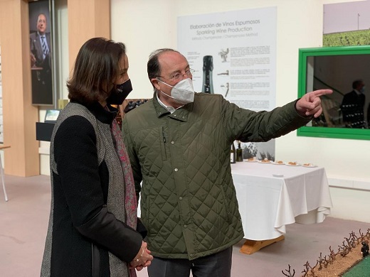 Reyes Maroto, durante su visita a la compañía vitinícola. - Foto: Ical