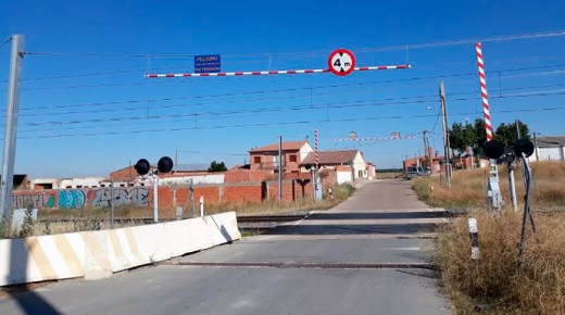 Imagen del paso a nivel que se va a suprimir en Carpio (Valladolid) - ADIF