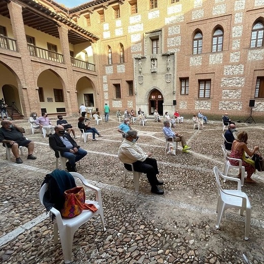 Gonzalo Calcedo y Ángel Marcos conversan con Angélica Tanarro en el Castillo de la Mota en Medina del Campo (Valladolid)