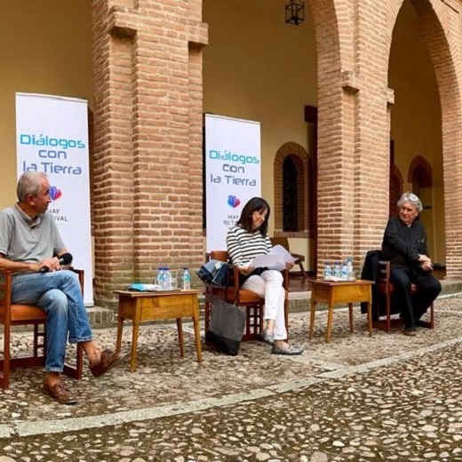 Gonzalo Calcedo y Ángel Marcos conversan con Angélica Tanarro en el Castillo de la Mota en Medina del Campo (Valladolid)