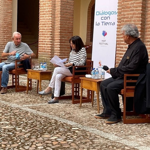 Gonzalo Calcedo y Ángel Marcos conversan con Angélica Tanarro en el Castillo de la Mota en Medina del Campo (Valladolid)