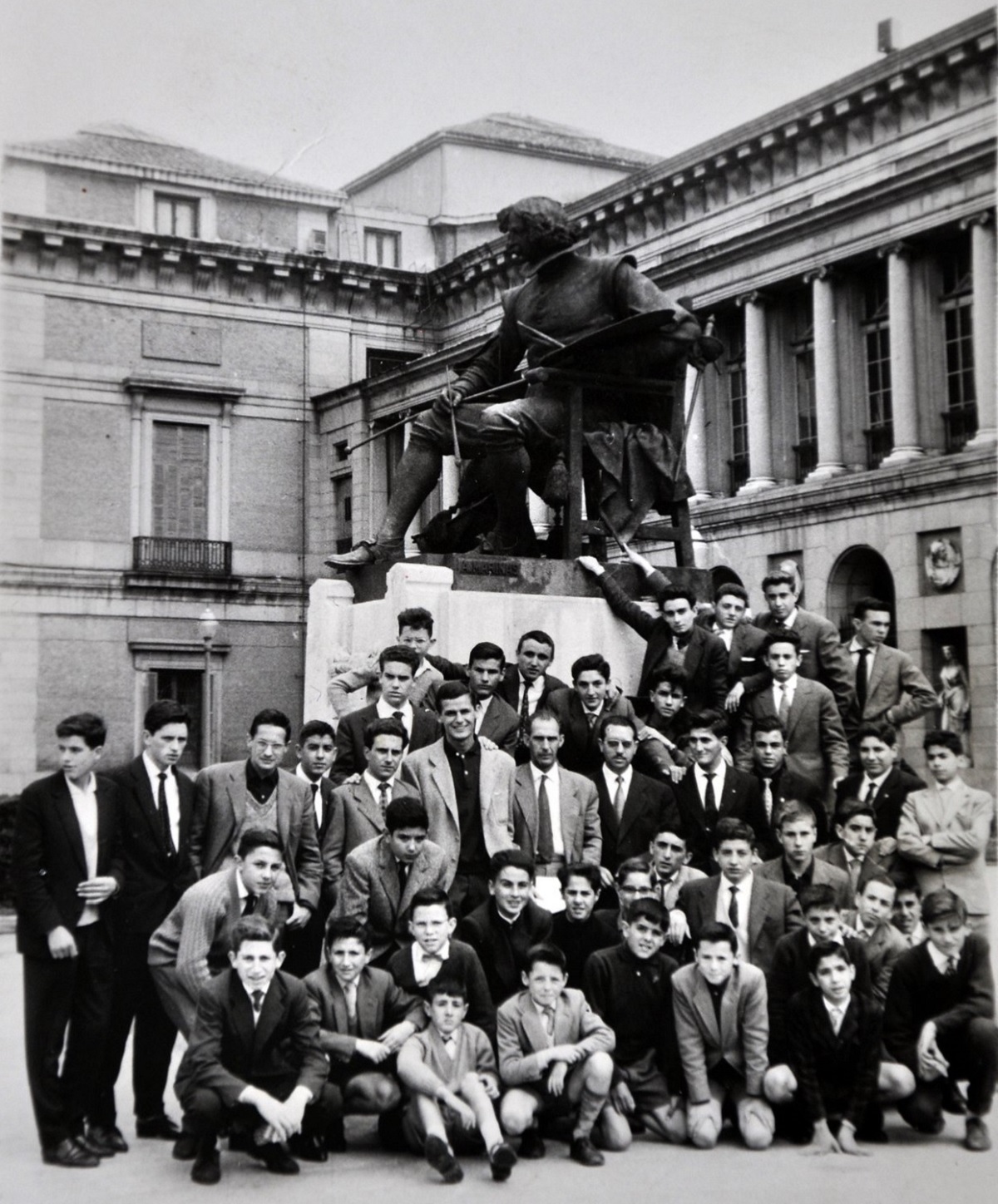 D. Santiago Pereda Martínez con sus alumnos (REGRESAMOS) D. Santiago Pereda Martínez con sus alumnos