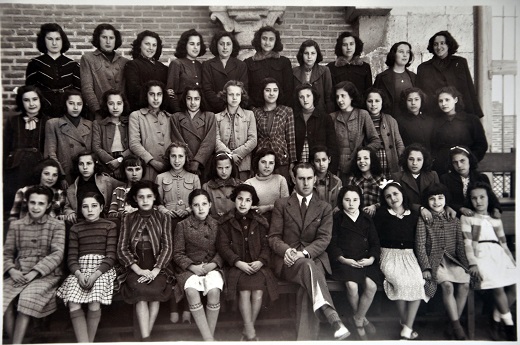 D. Santiago Pereda Martínez con sus alumnos