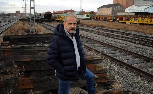 Alfredo Losada, junto a las vías del tren en la estación de Medina del Campo. /
FRAN JIMÉNEZ