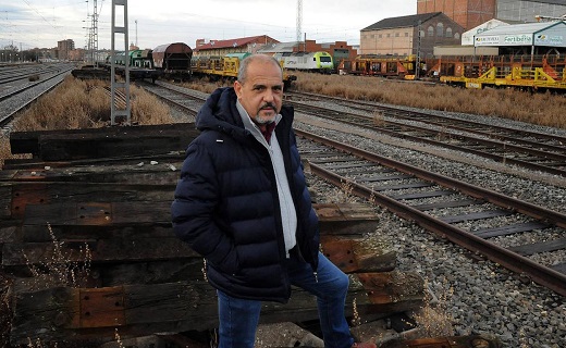 Alfredo Losada, junto a las vías del tren en la estación de Medina del Campo. /
FRAN JIMÉNEZ