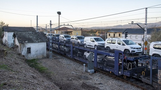 Un tren de mercancías procedente de Vigo atraviesa la estación de A Pobra do BrollónCARLOS RUEDA