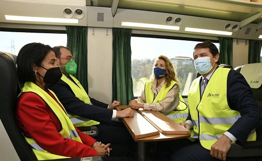 La ministra de Transportes junto con el presidente de la Junta, en el primer viaje de la variante. / ICAL 