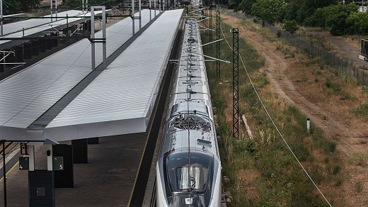 Un tren en la estación ferroviaria de la capital zamorana. EMILIO FRAILE