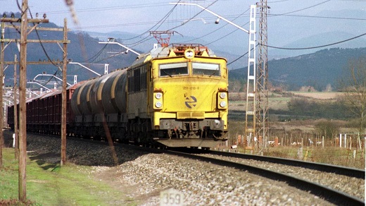 Un tren de mercancías circula por el tramo en el que se llevarán a cabo las mejorasALBERTO LOPEZ
