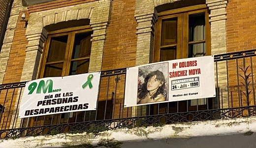 Pancarta colocada en la fachada del edificio de Turismo durante el día de las personas desaparecidas sin causa aparente durante el 2021