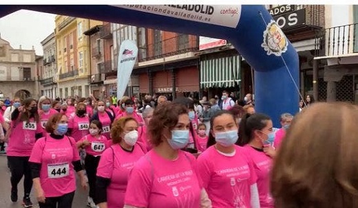 La Carrera de la Mujer tiñe Medina de rosa.