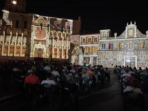 Las sesiones de mapping cuentan con numeroso público en la Plaza Mayor de Medina / Cadena Ser