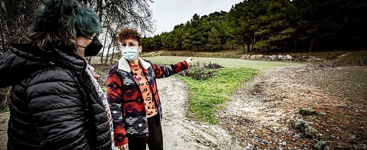 La alcaldesa de San Pelayo, Virginia Hernández, junto a su teniente de alcalde, contemplan la campa que se convertirá en un bosque comunero con obras de artistas de Castilla y León. - Foto: Jonathan Tajes