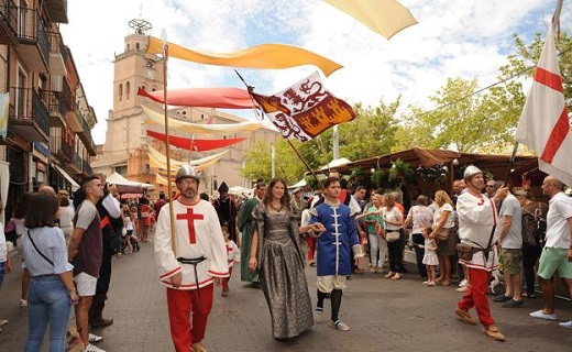 Desfile por el mercado medinense en la edición del 2019. / R. J.