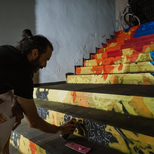 Mural alusivo a la Feria Renacentista en las escaleras de los juzgados. / P. G.