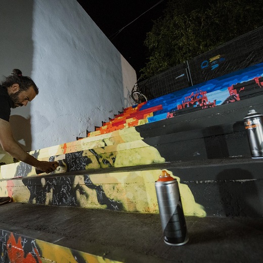 Mural alusivo a la Feria Renacentista en las escaleras de los juzgados. / P. G.