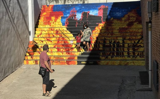 Mural alusivo a la Feria Renacentista en las escaleras de los juzgados. / P. G.