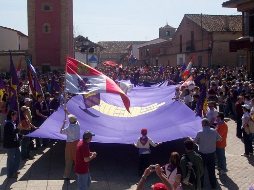 Pendón castellano gigante en la Plaza Mayor de Villalar de los Comuneros | Foto: Rastrojo