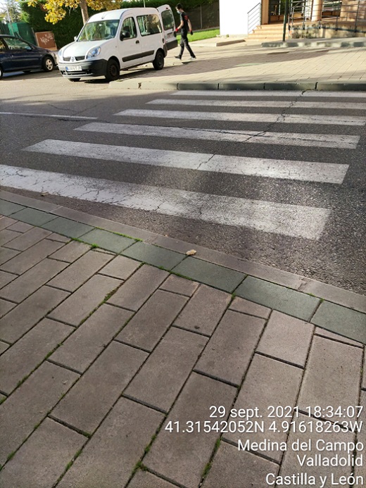 Solicitamos varias intervenciones en calle Adajuela a la altura de piscina y colegio Obispo Barrientos.