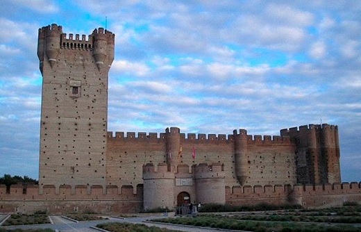 Fachada principal del castillo de la Mota de Medina del Campo