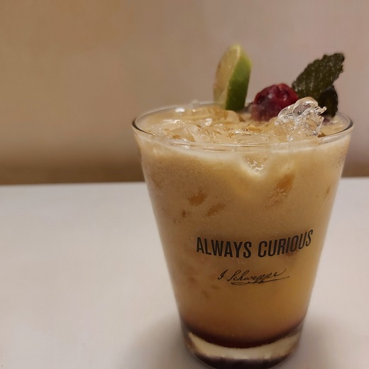 Es la creación del cóctel de concurso de Cafeteria Yovoy con leche de #almendras infusionada en te verde, una mezcla de zumos y un toque dulce de sirope de cassis.