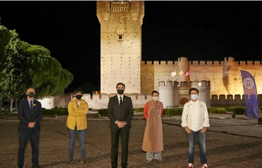 El viceconsejero de Desarrollo Rural, Julio Llorente, y el alcalde de Medina del Campo, Guzmán Gómez, junto a los conductores del programa MasterchefJCYL