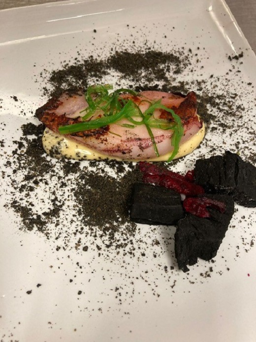 2º - PREMIO: La ganadora es: El chipirón con vino de la Palma. Restaurante el Mortero. (Chipirón sobre alioli de avellana con ceniza de aceitunas y arena de carbón).