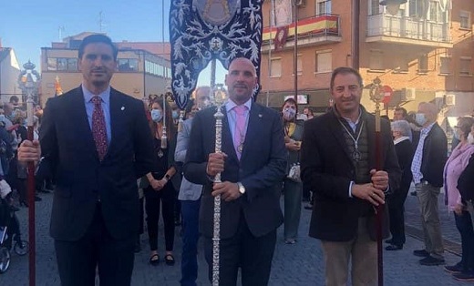 El alcalde de Medina del Campo junto a integrantes de la hermandad de la Virgen del Rocío de la Villa