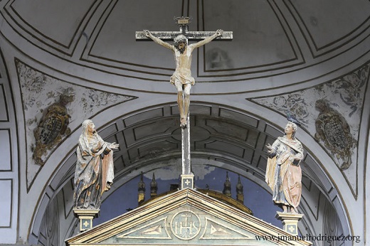 El grupo escultórico que forma el calvario (el Crucificado, San Juan y la Virgen)