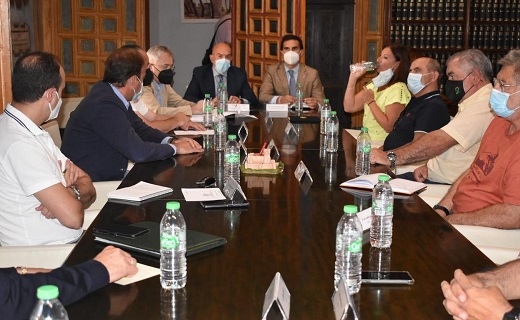 Reunión del consejero y los responsables de la interprofesional de la patata esta mañana en Medina del Campo. / EL NORTE