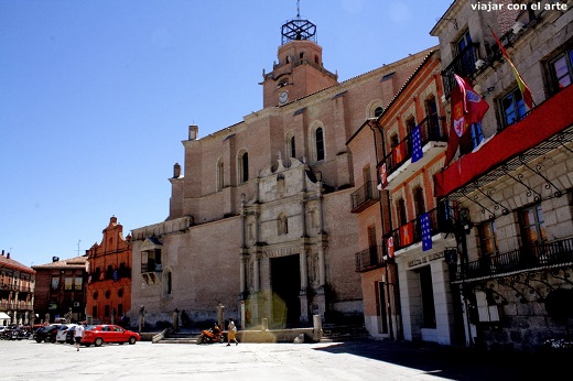 Fachada norte de la colegiata de San Antolín