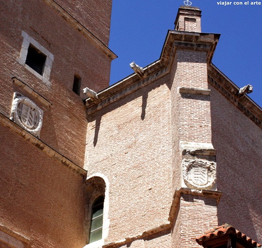 Detalle de la heráldica episcopal que decora el exterior