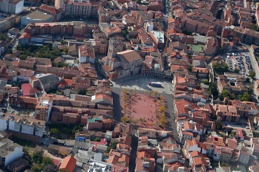 Vista aérea de la gran Plaza Mayor de Medina del Campo, con San Antolín 
cerrando el lado norte (2)