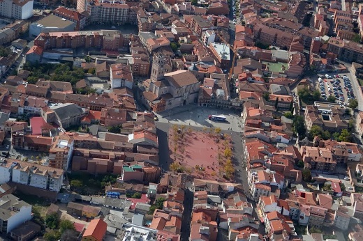 Vista aérea de la gran Plaza Mayor de Medina del Campo, con San Antolín Vista aérea de la gran Plaza Mayor de Medina del Campo, con San Antolín
cerrando el lado norte (2)