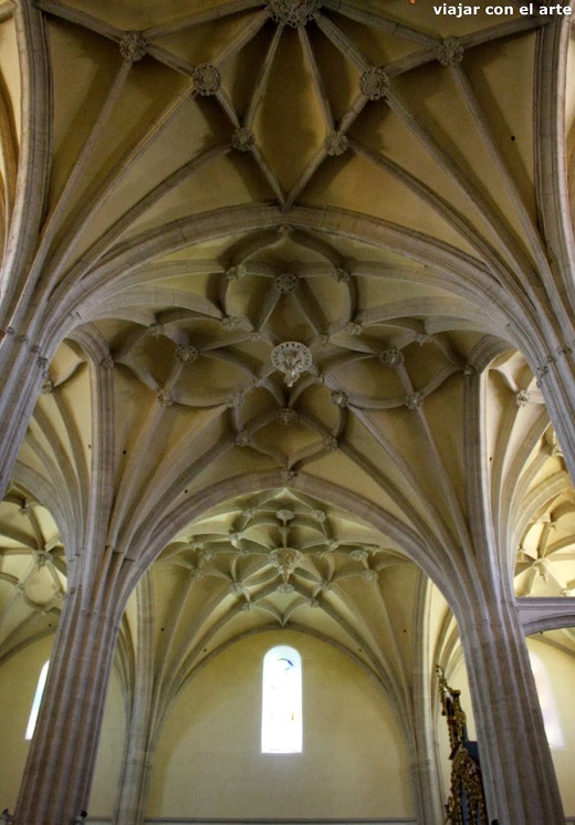 Bóvedas sustentadas sobre pilares fasciculados y la ventana de medio punto en el testero de los pies