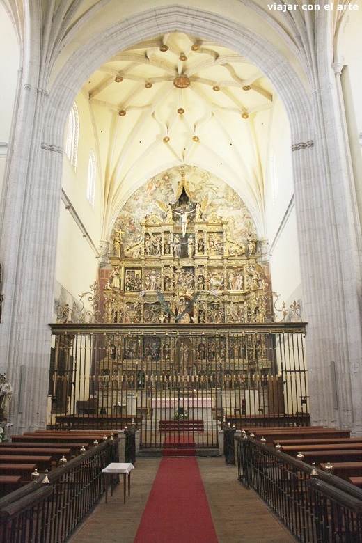 El altar mayor desde la nave central